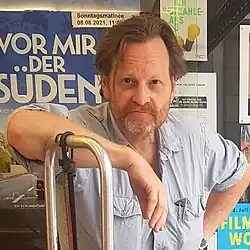 Bernhard Marsch vor Kino-Schaukasten