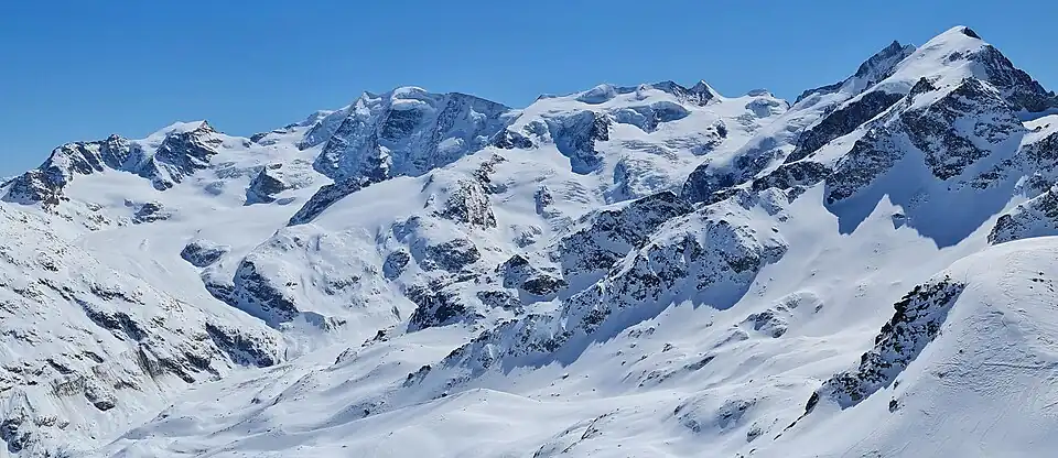 Berninagruppe mit Vadret Pers, Vadret da Morteratsch, Vadret da la Fortezza, Piz Cambrena, Piz Trovat, Piz d'Arlas, Isla Persa, Piz Palü, Piz Spinas, Fortezza, Bellavista, Piz Zupò, Piz Argient, Crast’ Agüzza, Piz Bernina, Piz Alv/Pizzo Bianco, Biancograt, Piz Boval, Piz Morteratsch, Piz Prievlus, Sass dal Pos, Corn Boval und Rifugi dals Chamuotschs, aufgenommen vom Piz Mandra