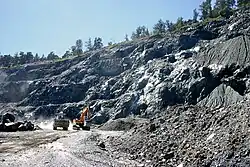 In diesem Steinbruch wird neben dem gemeinen Serpentin auch der begehrte Edelserpentin abgebaut.