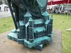 Attribut: Modell der Michaeliskirche zu Füßen der Statue