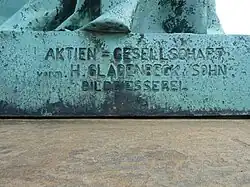 Gießereiinschrift an der Bronzeplinthe