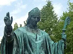 Segnender Bischof in liturgischem Gewand