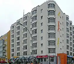 Moderne Berliner Ecke am Bersarinplatz / Ecke Petersburger Straße