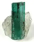 Smaragd-Einzelkristall mit Quarz