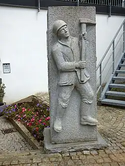 Skulptur vor dem Stolleneingang
