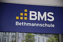 Schild vor dem Eingang der Bethmannschule