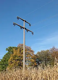 20-kV-Mittelspannungsleitung mit zwei Stromkreisen als Donaumast.