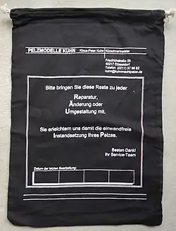 Aufbewahrungsbeutel für Pelzreste. Service einer ehemaligen Düsseldorfer Kürschnerei.