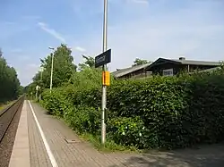 Haltepunkt Hörstmar, mit altem Bahnhofsgebäude im Hintergrund