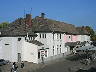 Straßenseite des Empfangsgebäudes (2008)