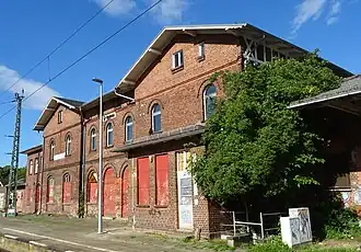 Bahnhof Grimmen, Empfangsgebäude und Güterschuppen (Gleisseite)