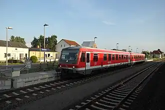 östlicher Bahnsteig im Juni 2013, im Hintergrund rechts das Empfangsgebäude