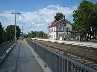 Bahnhof Sondernheim, Blickrichtung Germersheim mit den beiden Bahnsteigen und dem ehemaligen Empfangsgebäude