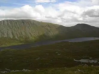 Blick vom nördlichen Anstieg zum Ben Alder nach Südosten über Loch a’ Bhealaich Bheithe zum Beinn Bheòil (links) und dem Vorgipfel Sròn Coire na h-Iolaire (rechts)