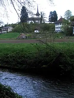 Der Fluss Biberen und im Hintergrund die Kirche Ferenbalm