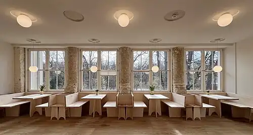 Lese-Lounge zur Isar hin