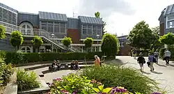 Bibliotheksgebäude am zentralen Platz des Campus