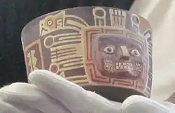 Gefäß mit körperlosem Kopf der Wari-Kultur