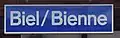 Älteres zweisprachiges Bahnhofsschild in Biel/Bienne, Schriftart Akzidenz-Grotesk