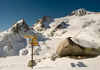 Gross Bielenhorn (Mitte), Chli Bielenhorn (links) und Galenstock (rechts) von der Albert-Heim-Hütte (ONO) aus gesehen.