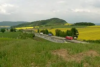 Bierberg aus Süden mit der Bundesautobahn 7 gesehen