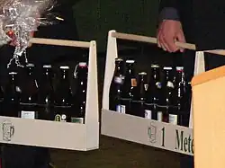 Bierträger „1 Meter Bier“, mit je ca. 14&nbsp;Flaschen Bier (hier als Geschenkartikel)