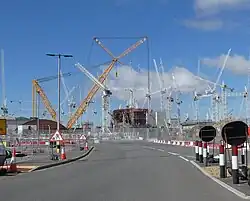 Der Kran Big Carl (in gelb) auf der Baustelle von Hinkley Point C im September 2022