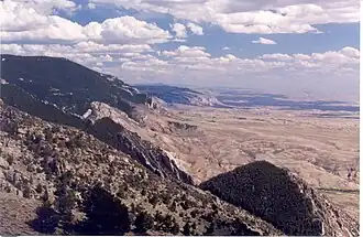 Die Bighorn Mountains fallen nach Westen steil in das Bighorn Basin ab. Blick vom U.S. Highway 14-Alt in südliche Richtung …