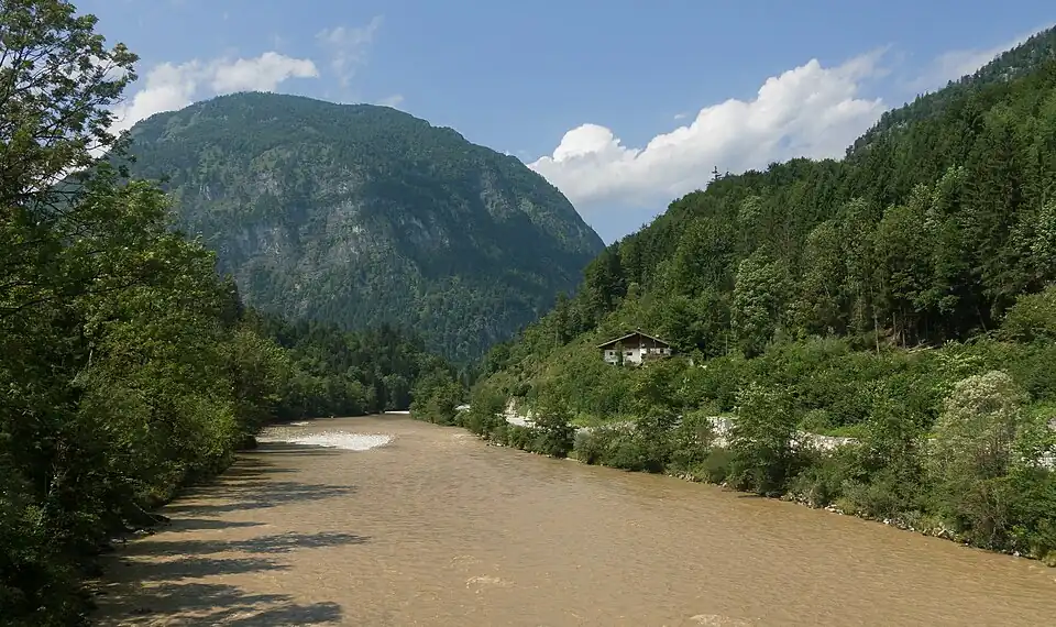 Rückschau von der Saalachbrücke bei Unterjettenberg nach Nordwesten zum Ristfeuchthorn