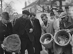 Links ein mit einem Sack zum Wandern abgedeckter Bienenkorb in Amersfoort, 1951