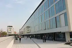 Rückseite mit dem Design-Hotel 25hours (links)