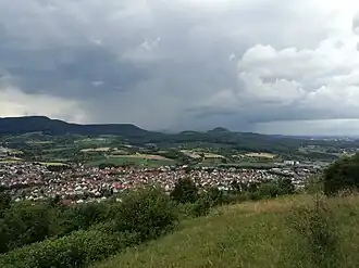 Blick vom Hofbühl in Richtung Südwesten, im Tal liegt Neuhausen, im Hintergrund die Achalm bei Reutlingen