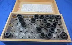 Bildbändersammlung in einer Holzkiste