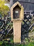 Der ähnlich aussehende aber erheblich kleinere Walldürnbildstock aus dem nördlicheren Ober-Ostern, heute ebenfalls leer und mit einem Kruzifix nachgeschmückt