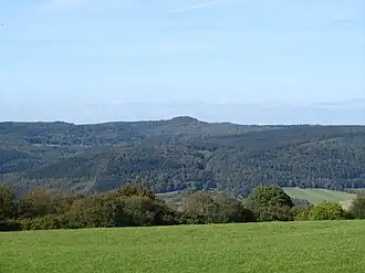 Blick aus Richtung Südosten vom Heiligenberg (am Hohen Meißner) zum Bilstein