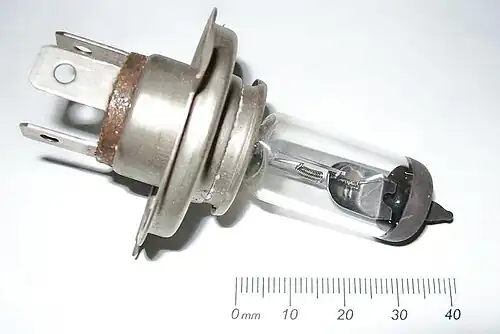H4 Bilux-Halogen­glüh­lam­pe mit Glüh­wen­deln für Fern­licht (Mit­te) und Ab­blend­licht (rechts in der Blech­blen­de)
