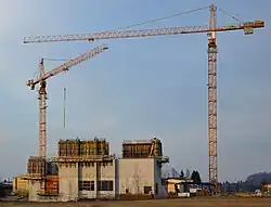 Kranabhängige Kletterschalung für den Bau von 25 Meter hohen Betonwänden