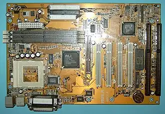 Super-Sockel-7-ATX-Hauptplatine, mit Abwärtswandler für CPU-Core-Spannung, Baujahr&nbsp;1998 und 1999