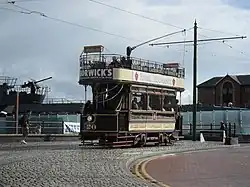 Historische Straßenbahn vor U&nbsp;534