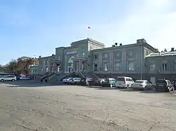 Das Eingangsgebäude des Bahnhofs