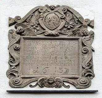 Die Einweihungstafel an der südlichen Außenwand