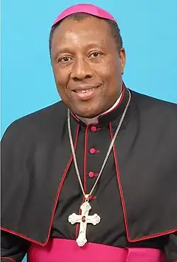 Darstellung ab Brustkorb aufwärts in Bischofstracht von vorn in Farbe.