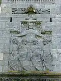 Relief auf der Nordseite zeigt „Mutter Germania“, die die Hauptstämme des Kaiserreichs – symbolisiert durch Jünglingsgestalten – unter ihrem Mantel schützend zusammenhält. Die Engel darüber halten die Kaiserkrone als Sinnbild für das Kaiserreich.
