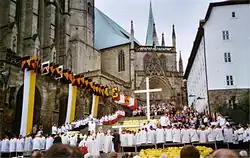 Die Domstufen als „Bühne“ einer Bistumswallfahrt (2004)