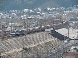 Güterzug in der Nähe von Yamashina