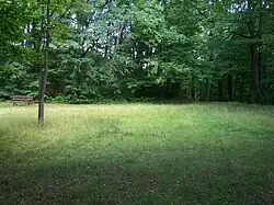 Das innere Plateau des alten Burgwalls in Blösa – der gesamte Wall hat eine halbringförmigen Aufbau.