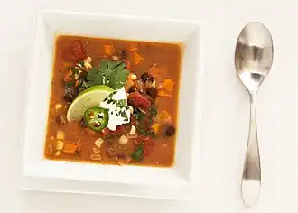 Bohnen-Süßkartoffelsuppe aus schwarzen Bohnen und Süßkartoffeln