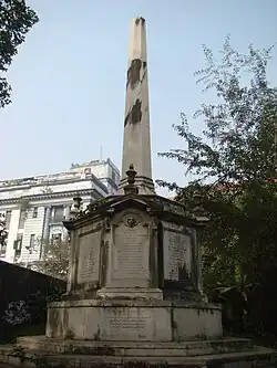 Säule auf einem Sockel mit Inschriftentafeln