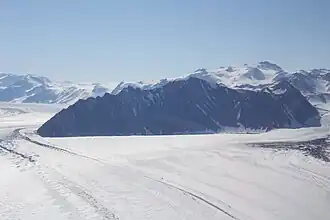Black Ridge mit der davorliegenden Mündung des Corner-Gletschers