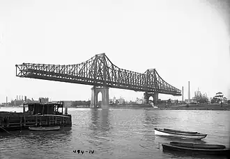 In Bau über Black­well’s Island am East-River-Ostarm, gesehen 1907 aus heutigem Queens­bridge Park